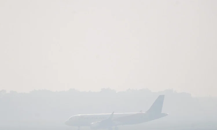Suasana kabut asap di Bandara Palembang